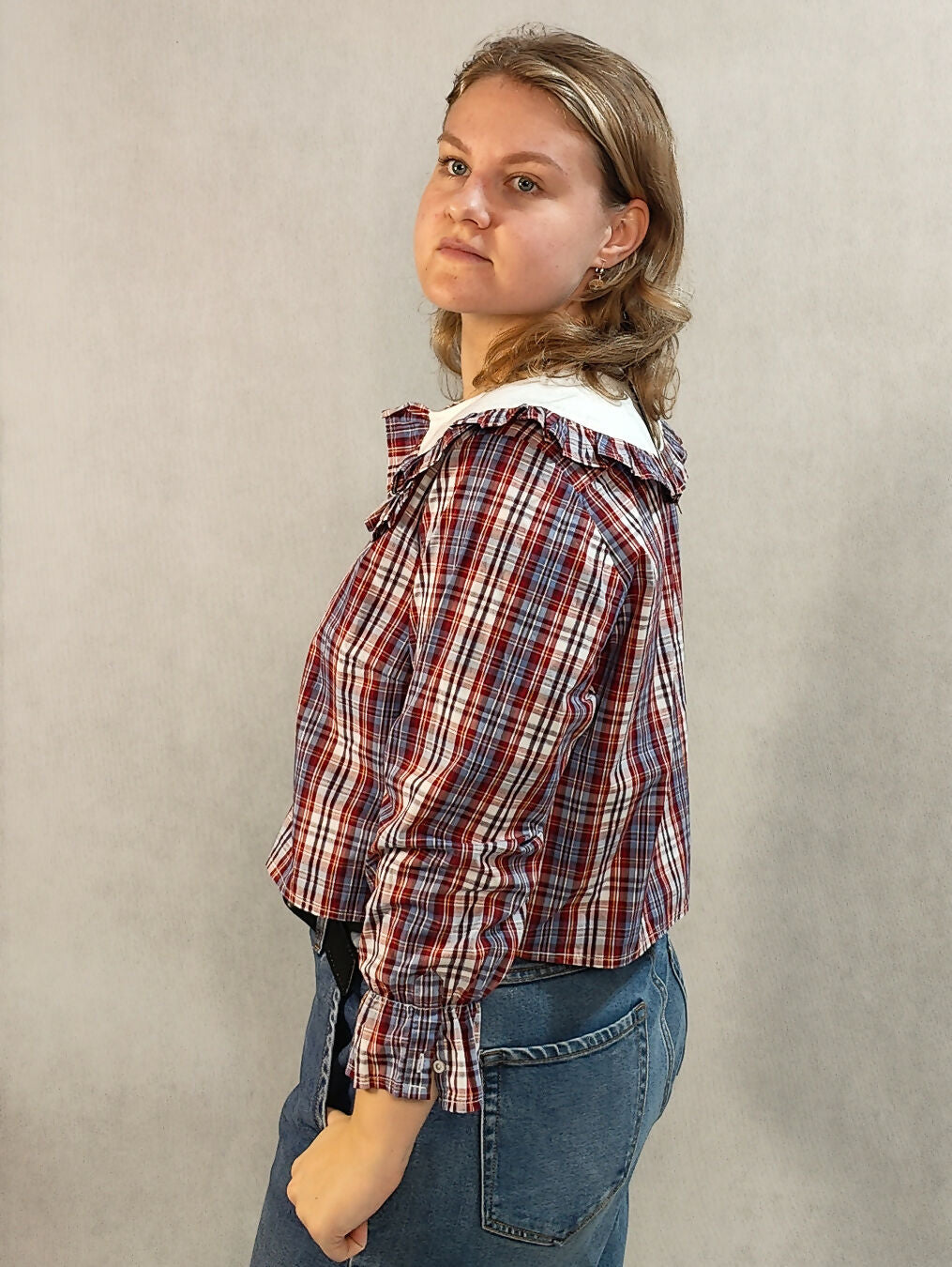 Koszula w kratę z dużym białym kołnierzem