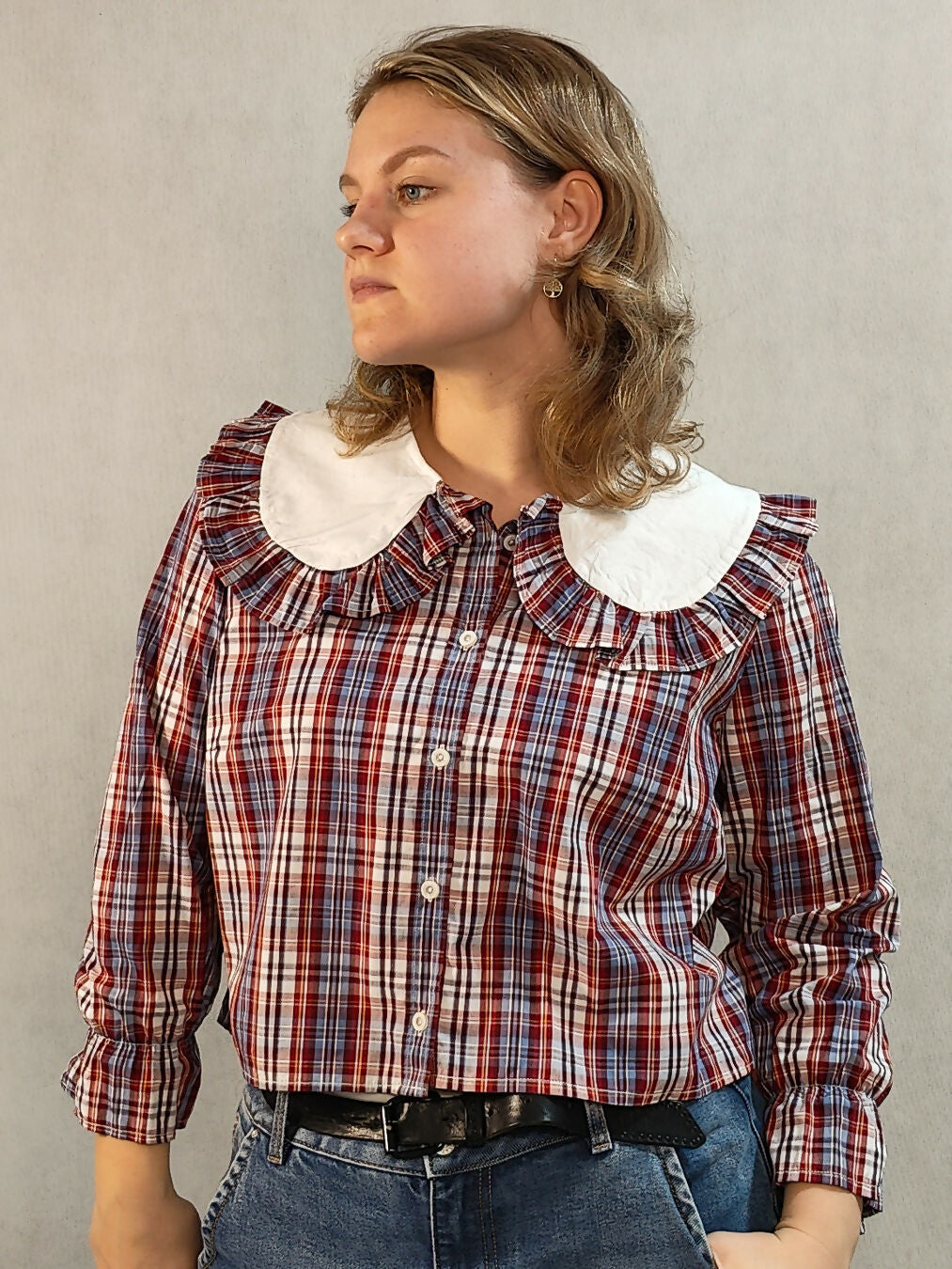 Koszula w kratę z dużym białym kołnierzem