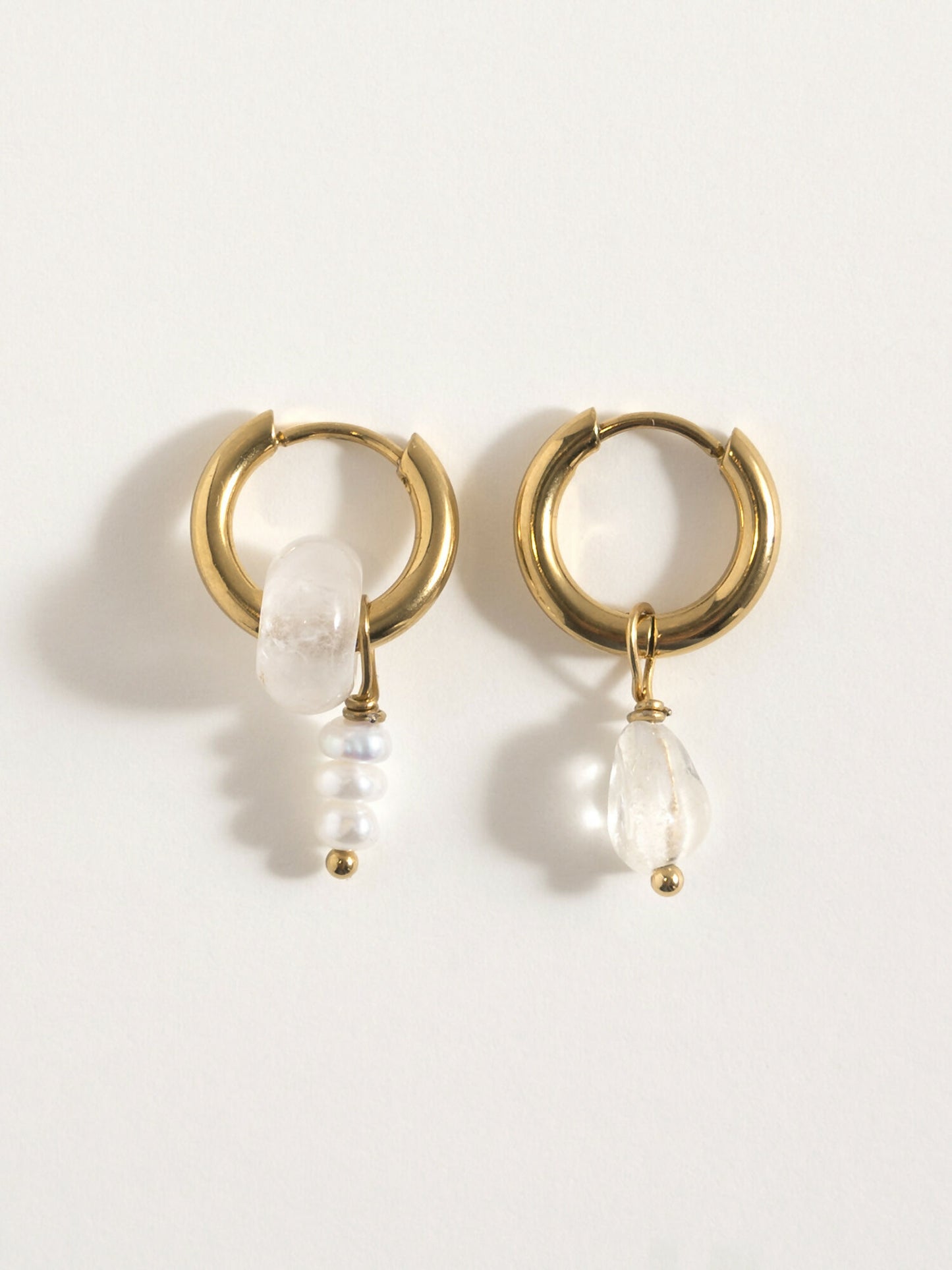 Złote kolczyki koła z przezroczystymi zawieszkami