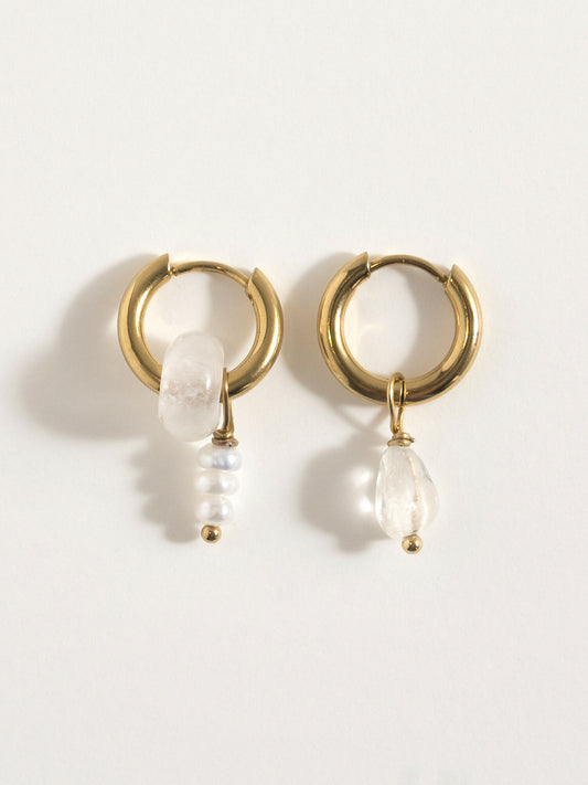 Złote kolczyki koła z przezroczystymi zawieszkami