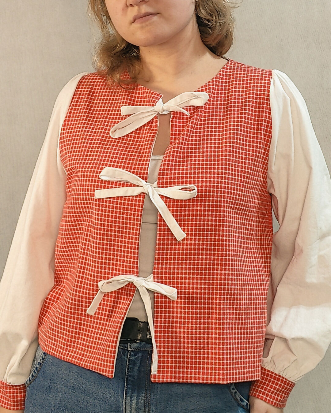 Wiązana koszula w czerwoną kratkę z białymi rękawami