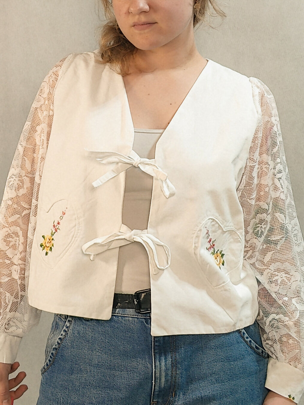 Wiązana koszula z firankowymi rękawami i haftem z przodu i na plecach