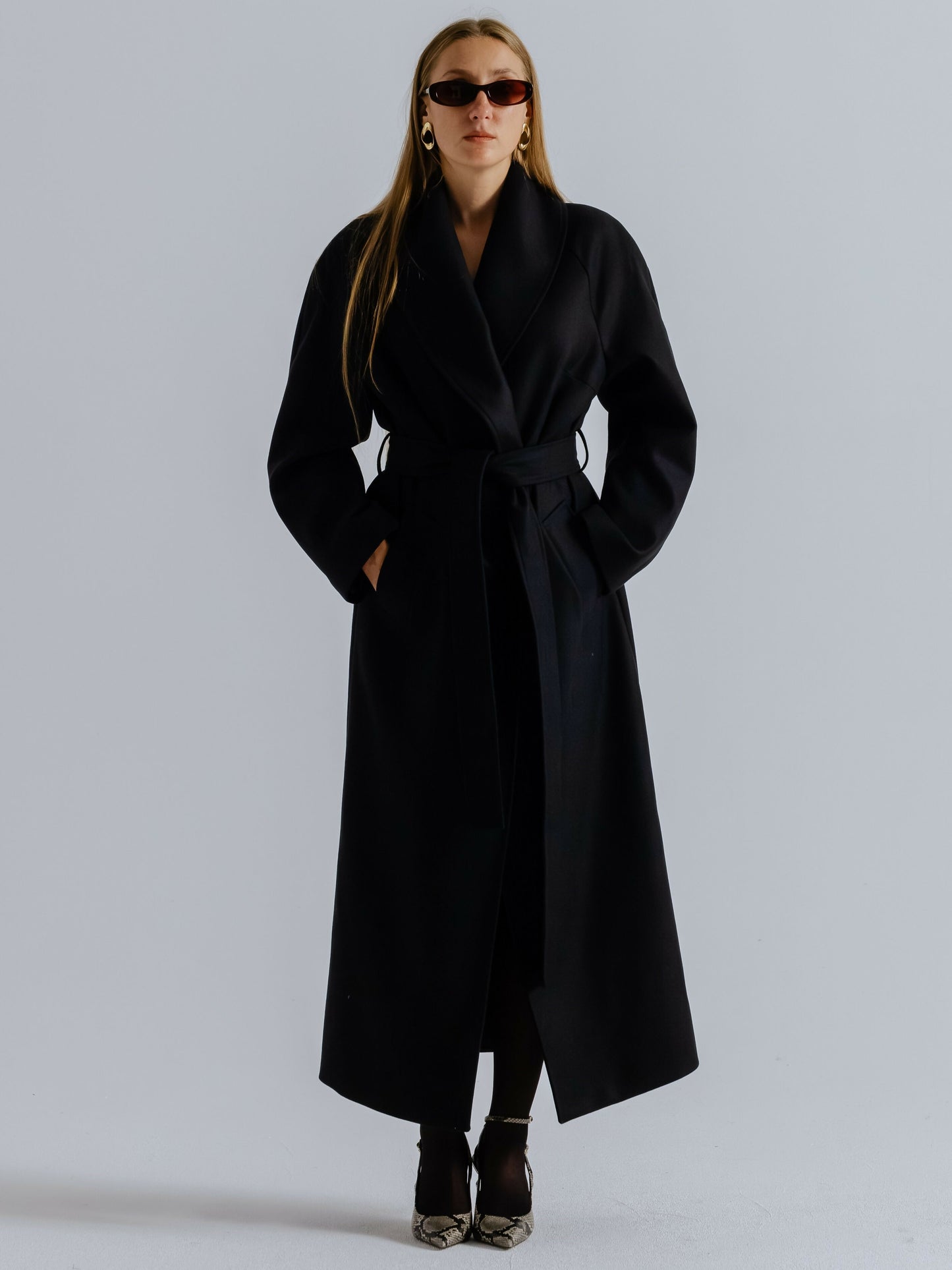 Wełniany czarny płaszcz z kołnierzem szalowym