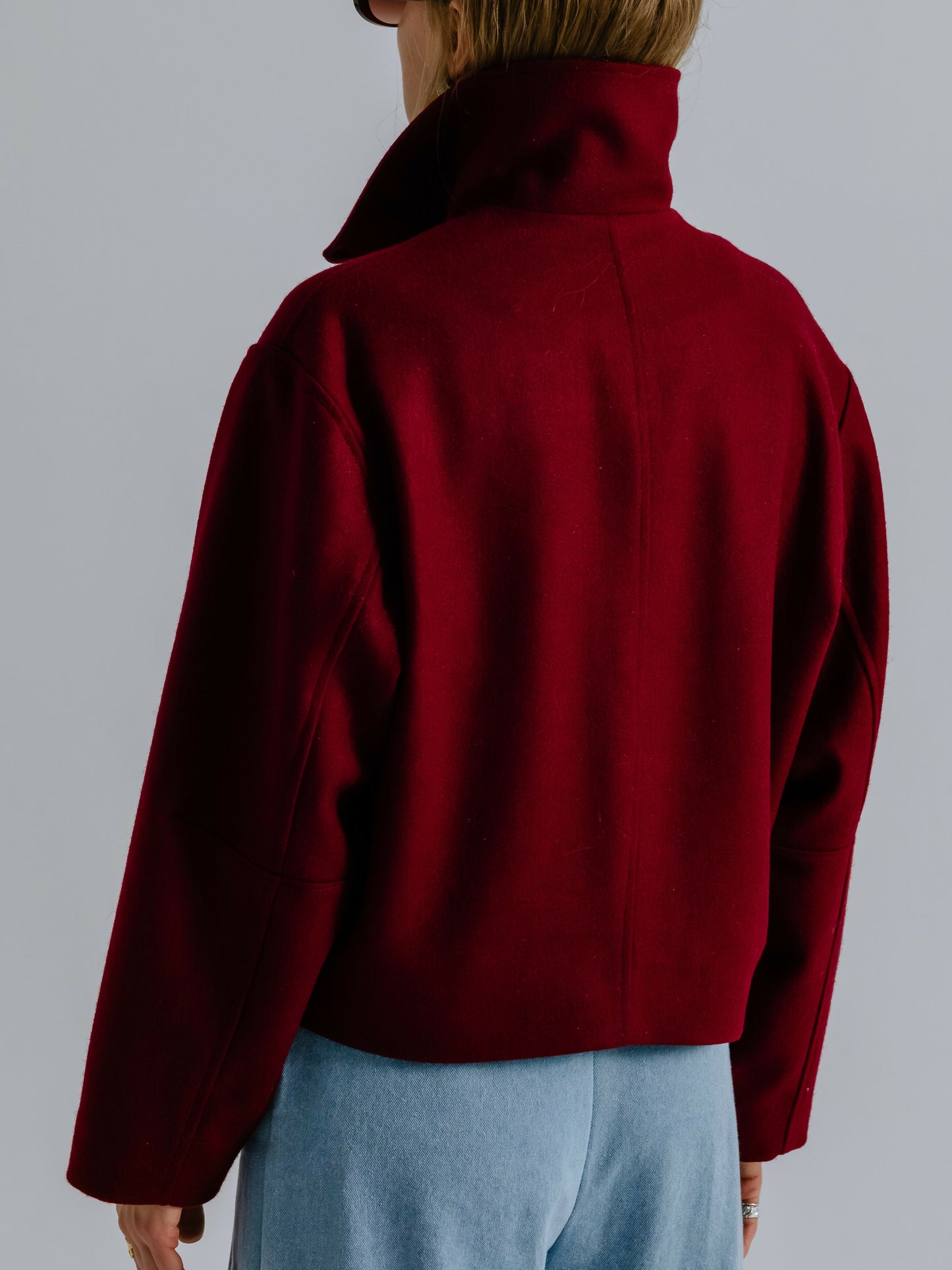 Krótka wełniana kurtka z kołnierzem stójką burgundowa