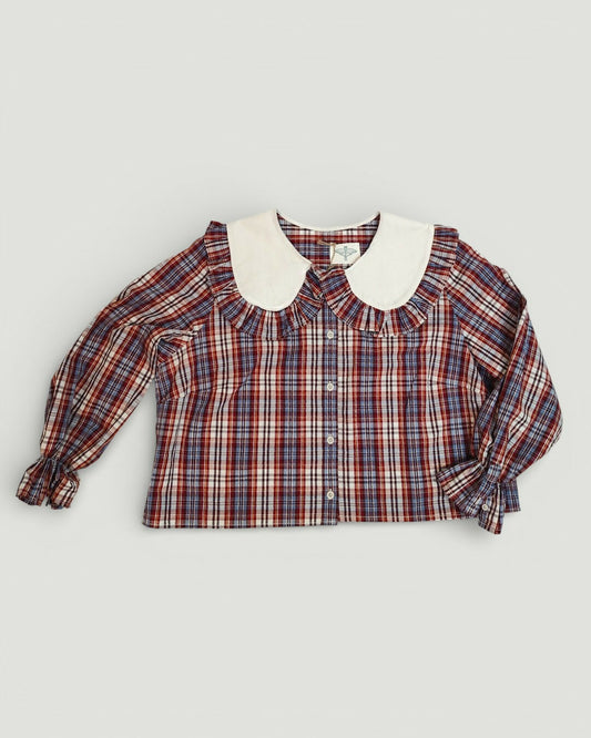 Koszula w kratę z dużym białym kołnierzem