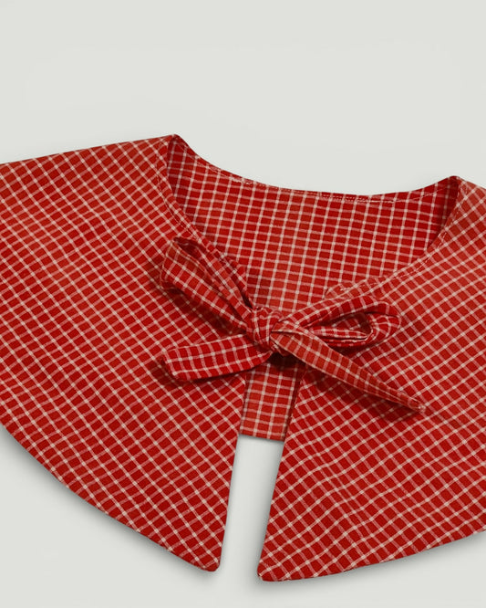 Duży kołnierz w czerwonobiałą krateczkę