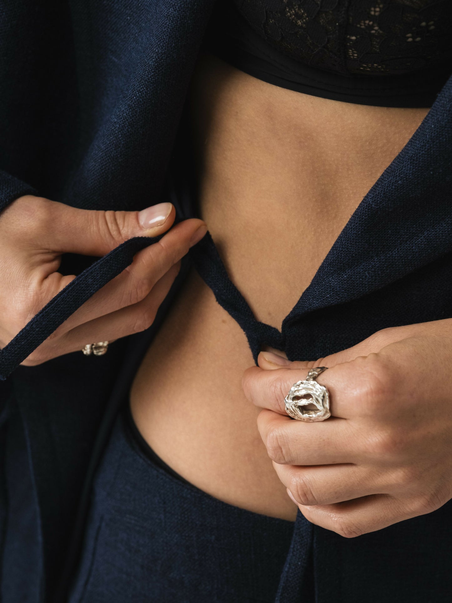 Granatowa marynarka z kołnierzem szalowym i paskiem