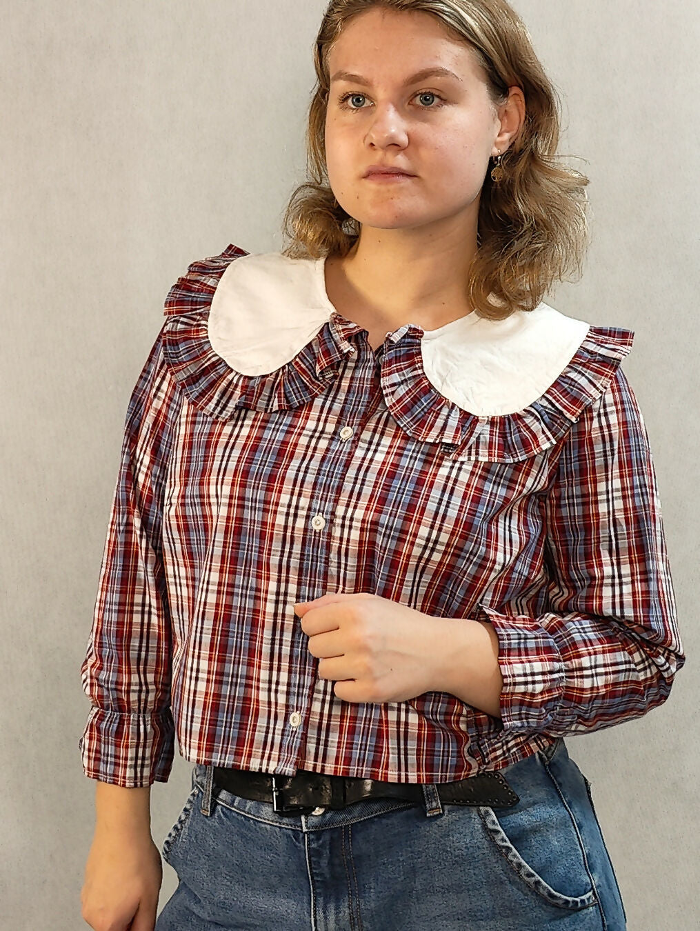 Koszula w kratę z dużym białym kołnierzem