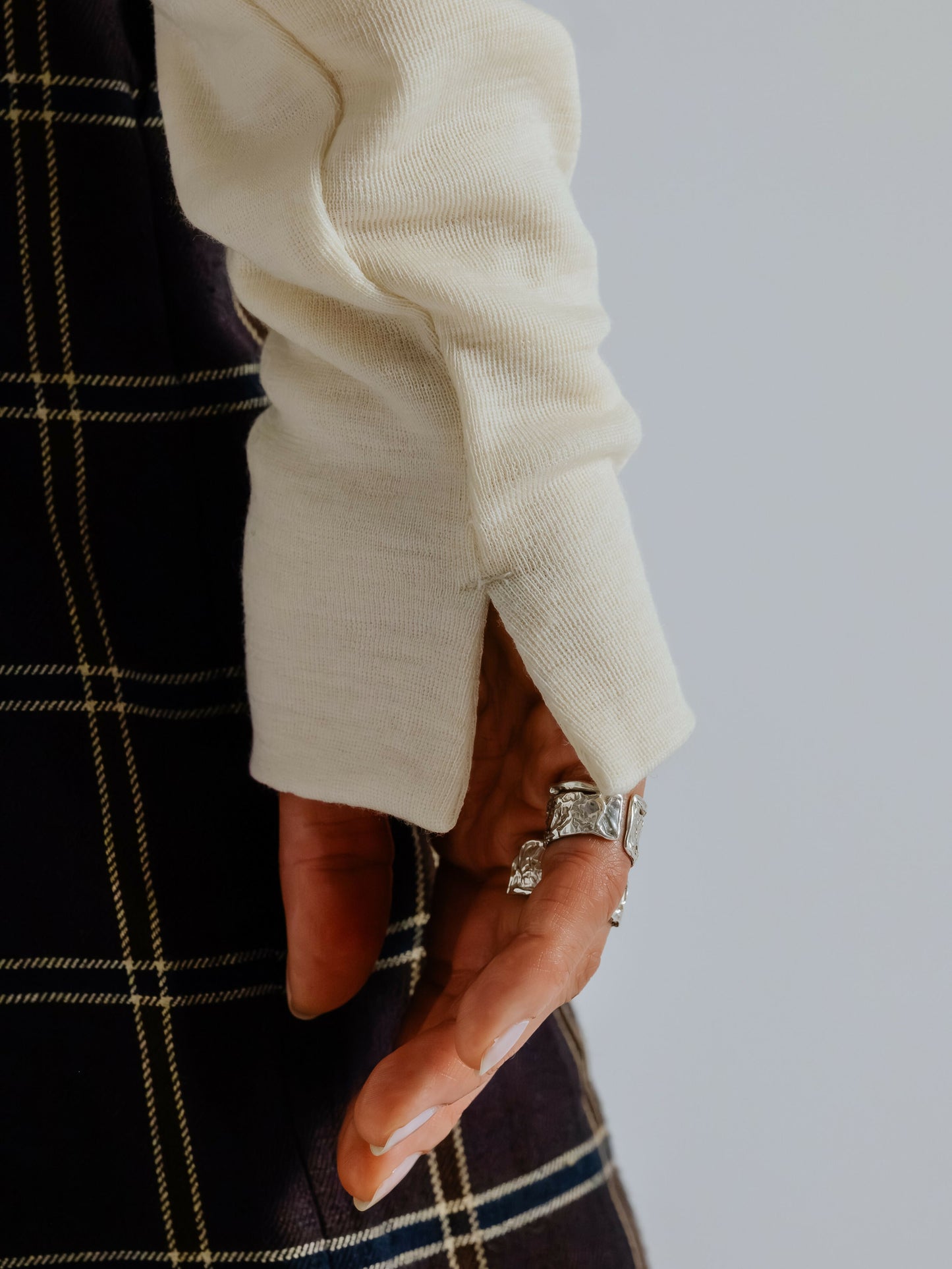 Wiązany sweter ecru wełna merino