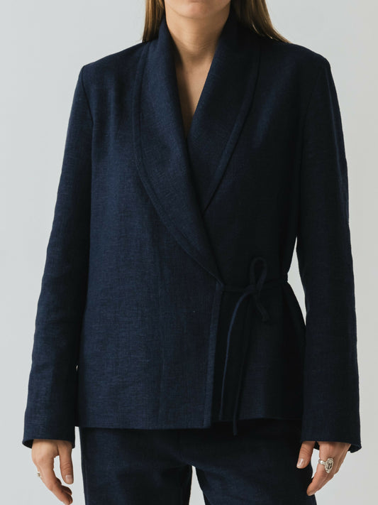 Granatowa marynarka z kołnierzem szalowym i paskiem