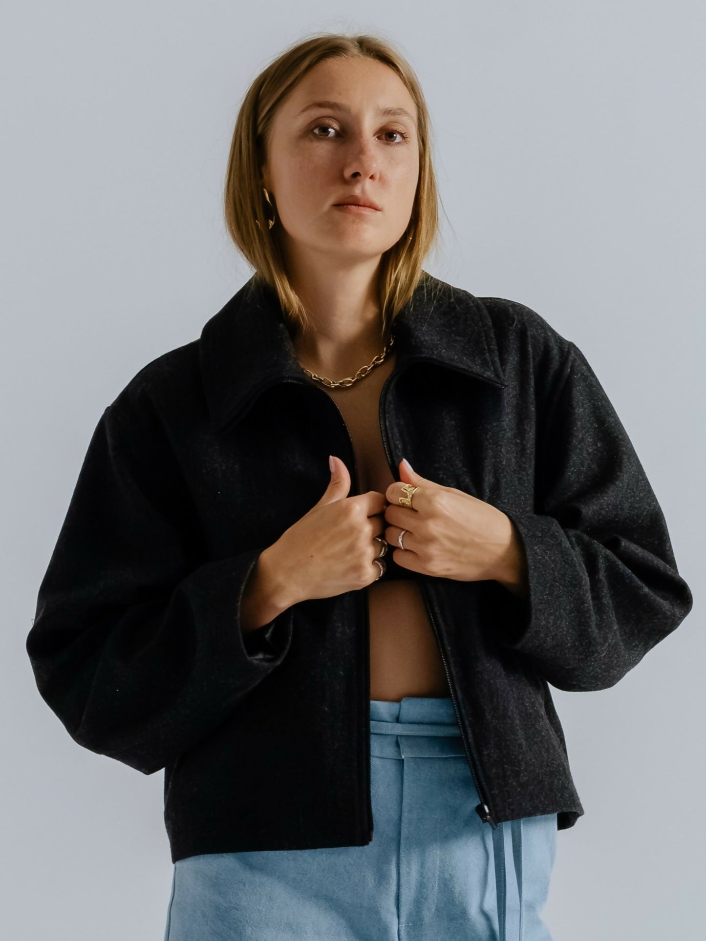 Krótka wełniana kurtka z kołnierzem stójką ciemno szara