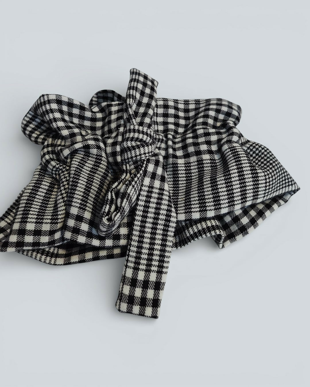 Ozdobny kołnierz w czarno-białą kratę