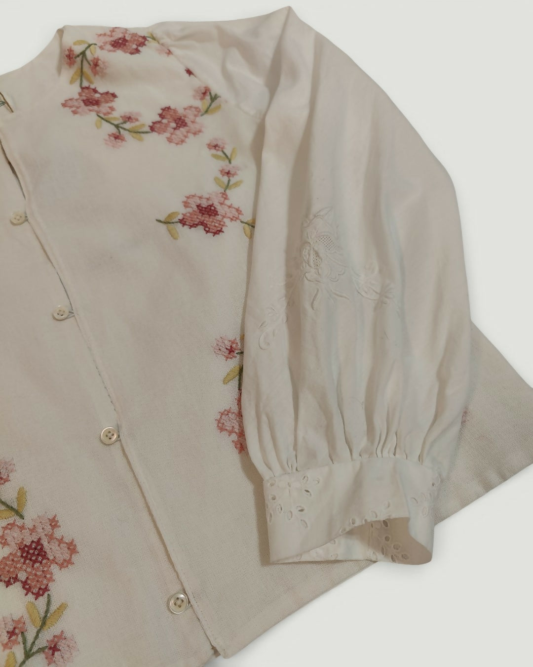 Zapinana koszula z dużym haftem z przodu i delikatnym z tyłu