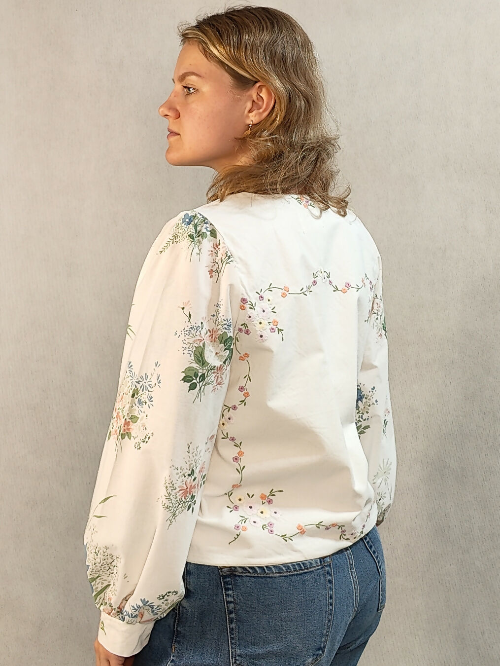 Zapinana koszula z haftem z przodu i na plecach