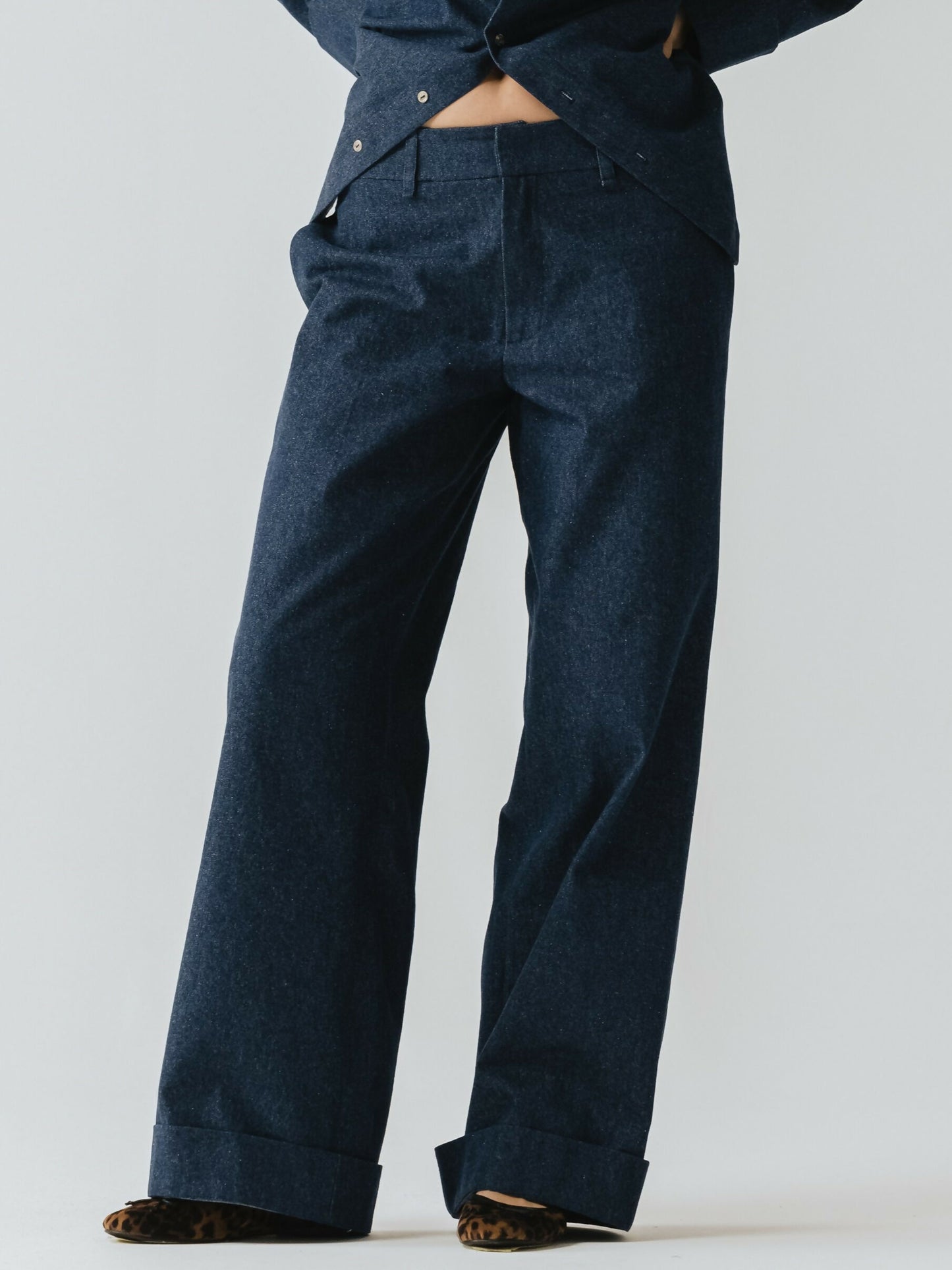 Jeansowe spodnie wide leg z mankietami