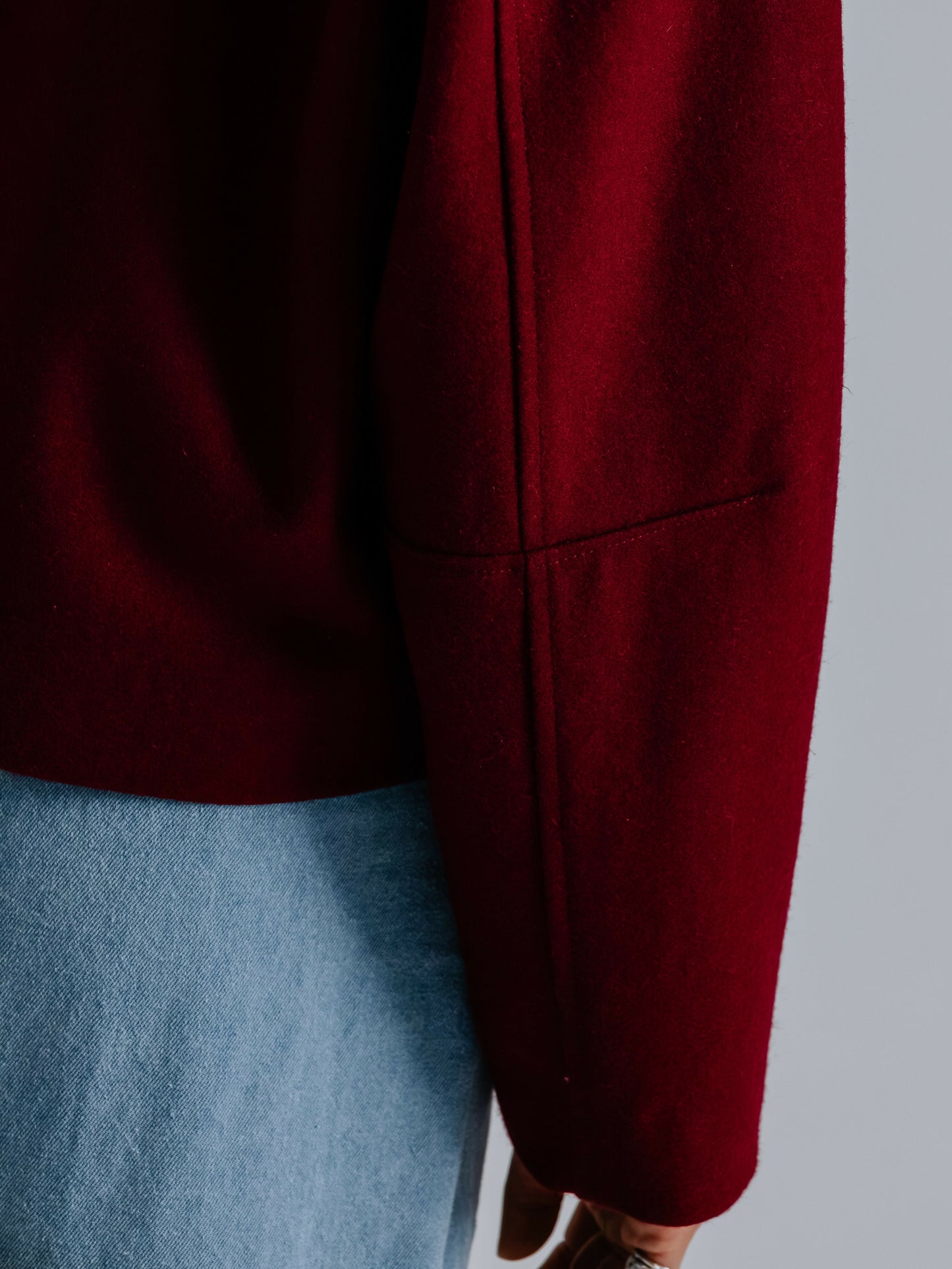 Krótka wełniana kurtka z kołnierzem stójką burgundowa