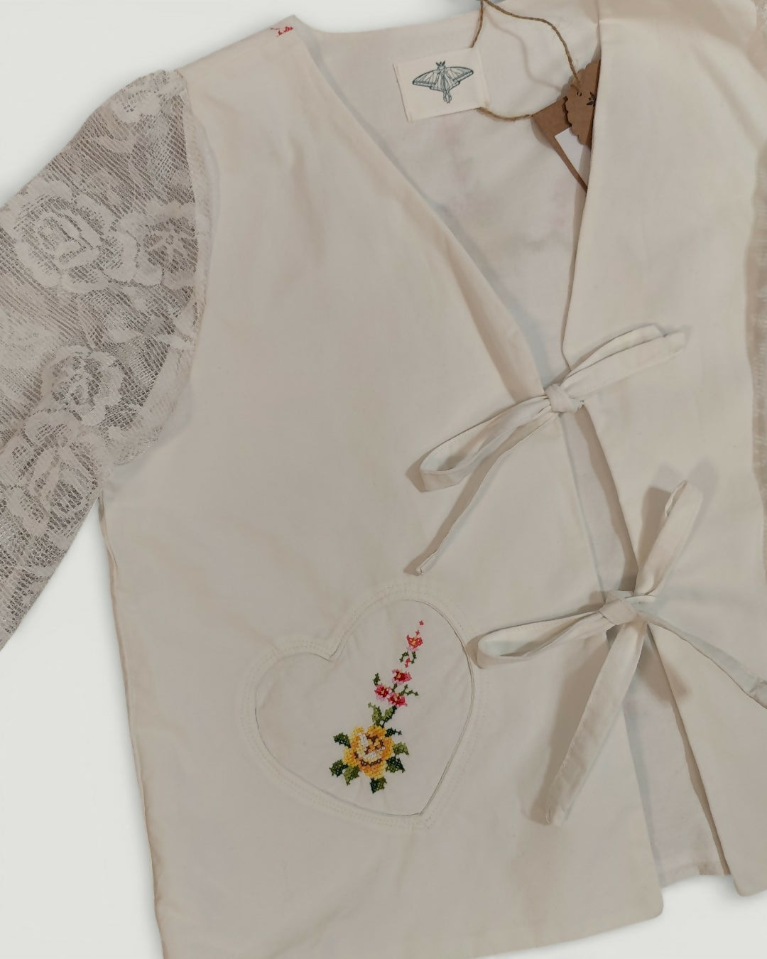 Wiązana koszula z firankowymi rękawami i haftem z przodu i na plecach
