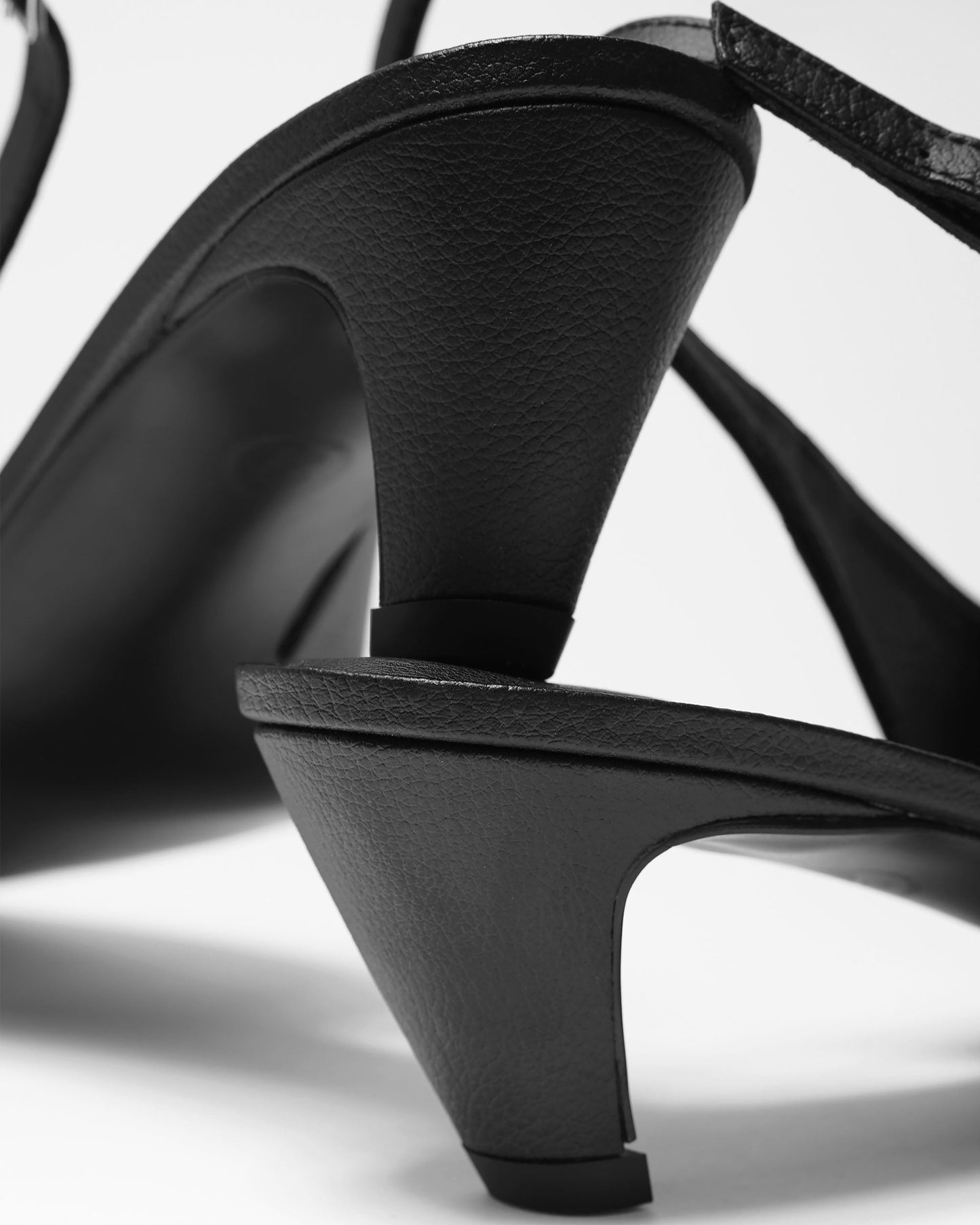Kitten Heels Black czarne czółenka z odkrytą piętą