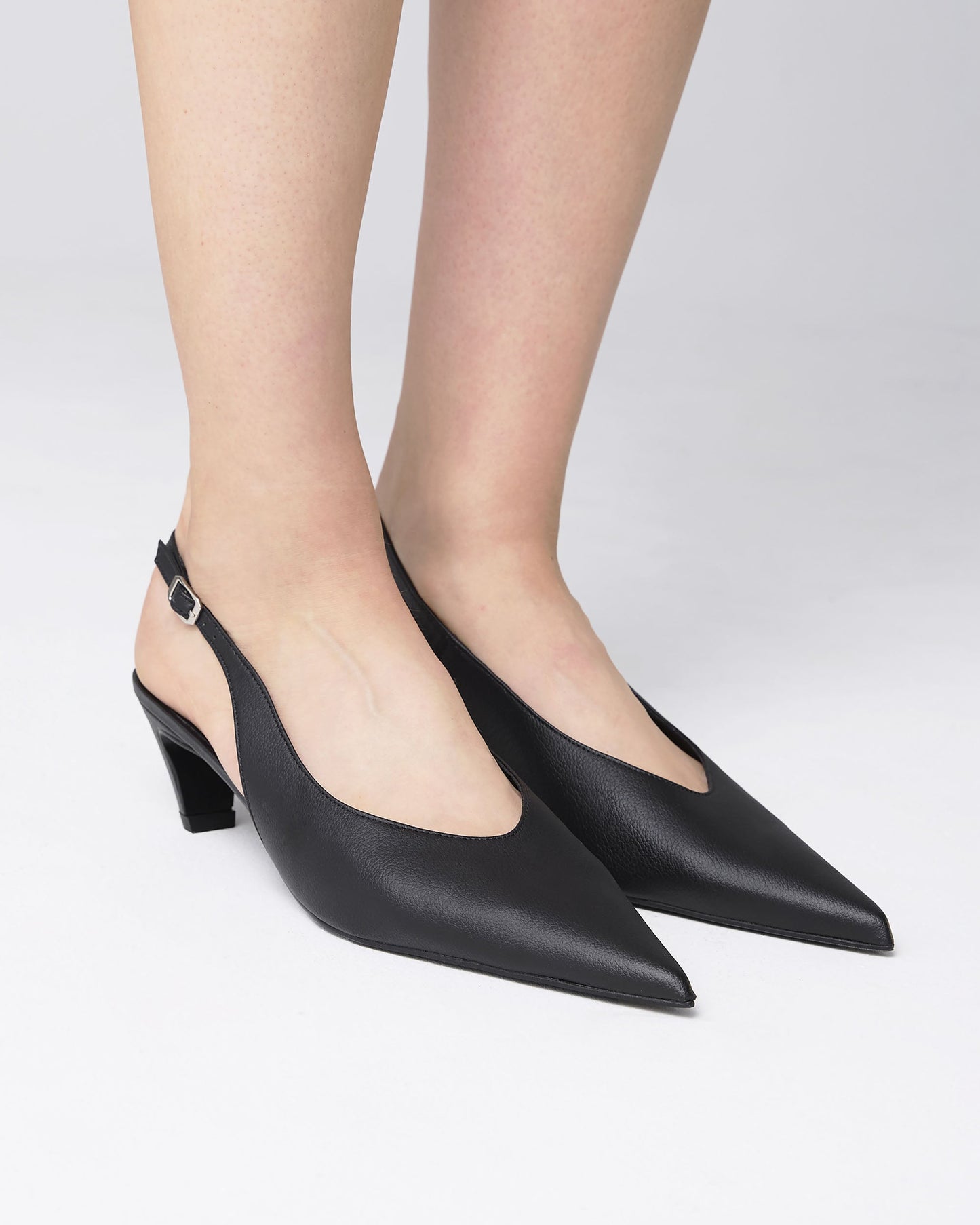 Kitten Heels Black czarne czółenka z odkrytą piętą