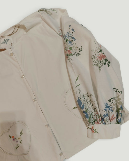 Zapinana koszula z haftem z przodu i na plecach