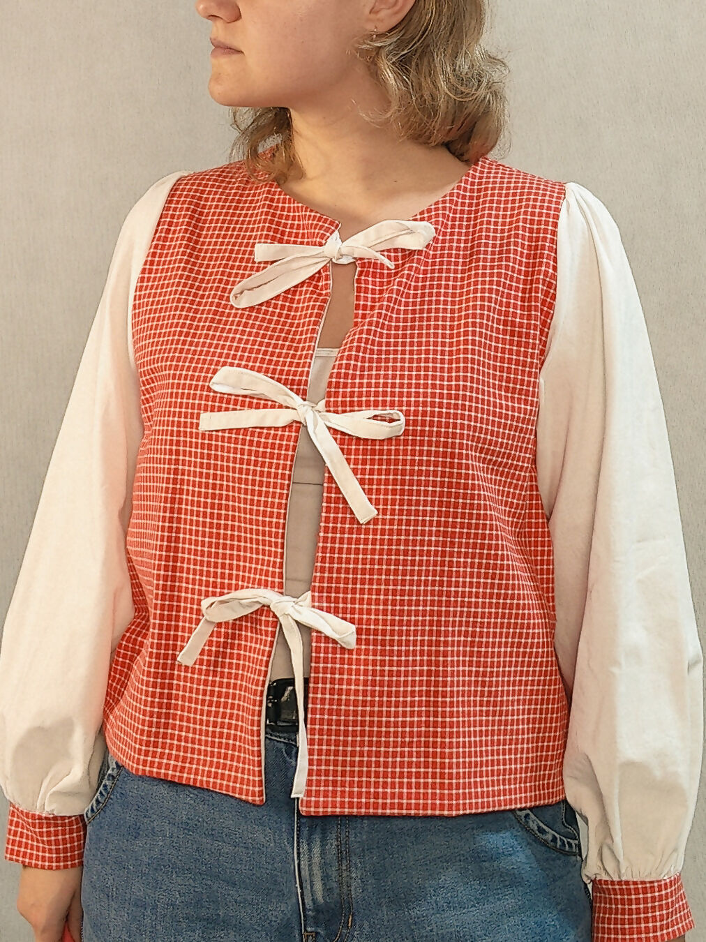 Wiązana koszula w czerwoną kratkę z białymi rękawami