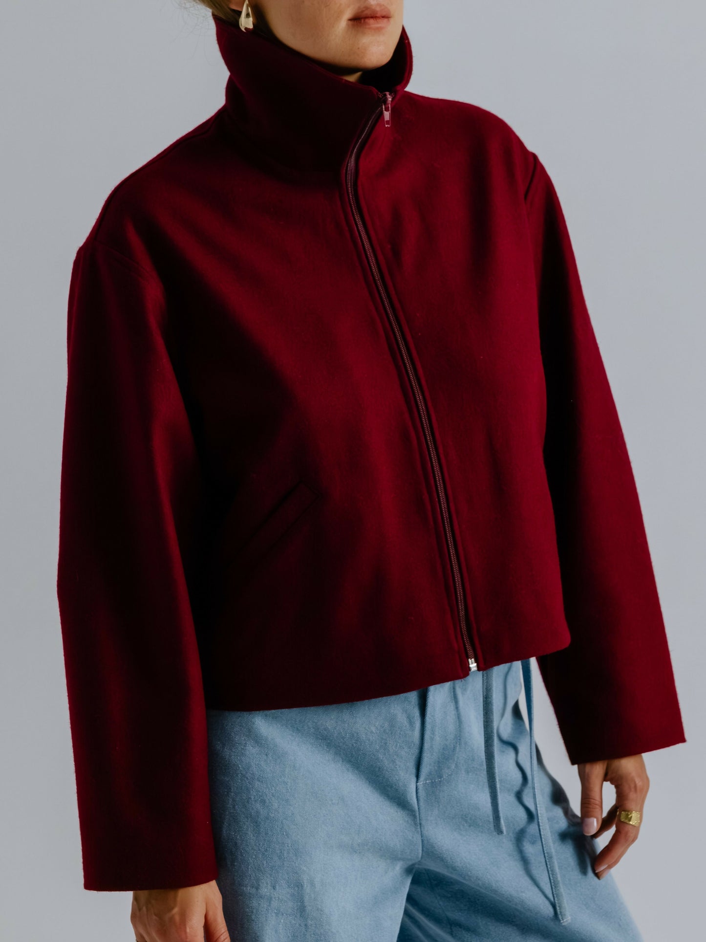 Krótka wełniana kurtka z kołnierzem stójką burgundowa