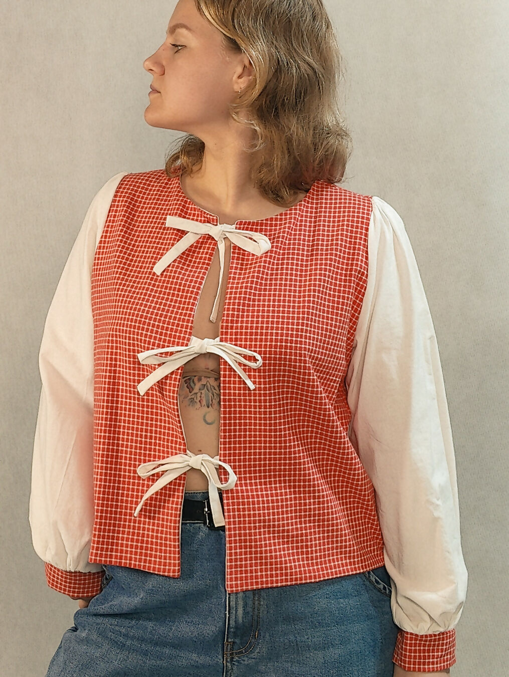 Wiązana koszula w czerwoną kratkę z białymi rękawami
