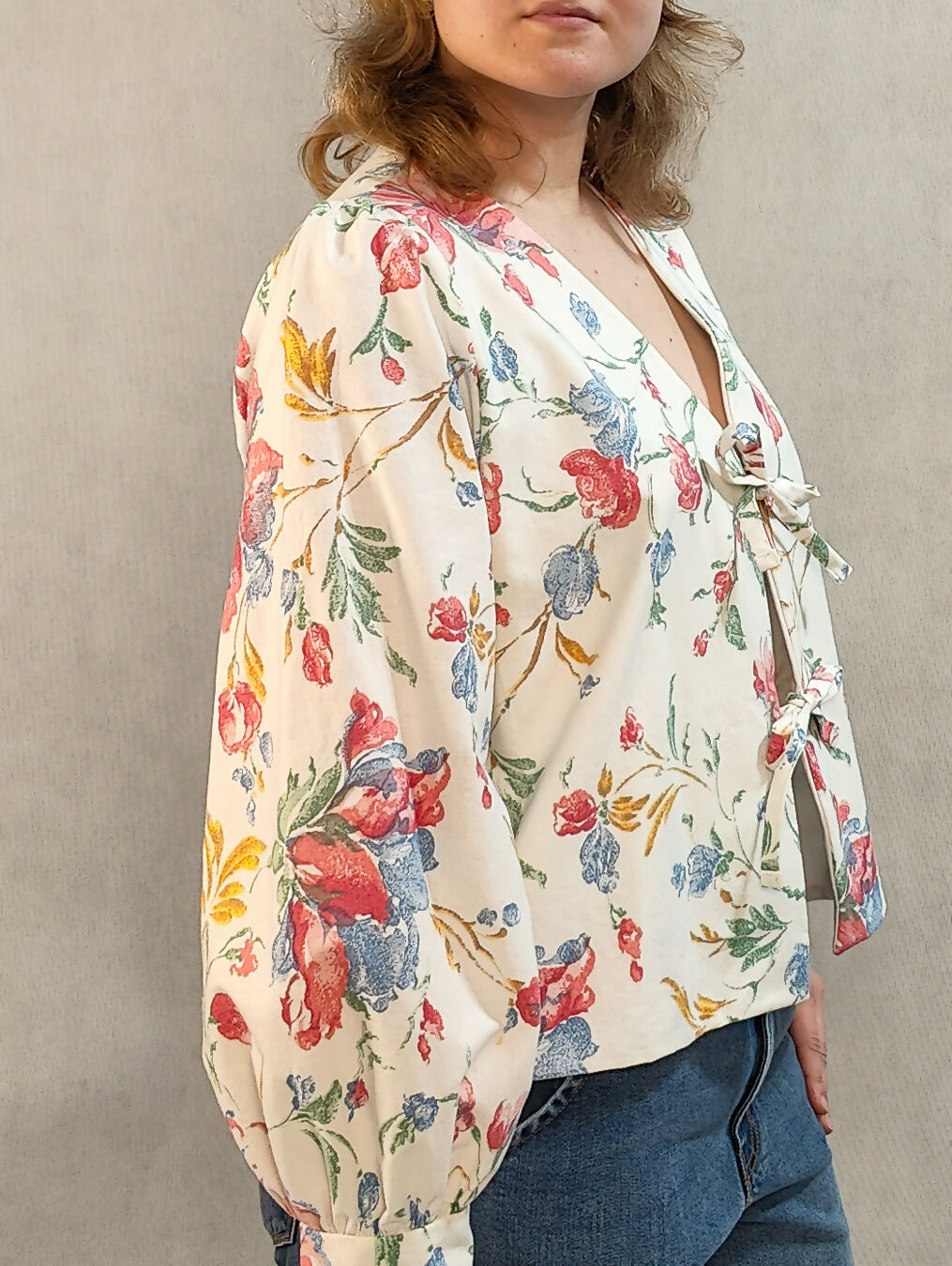 Wiązana koszula w kwiatowy wzór