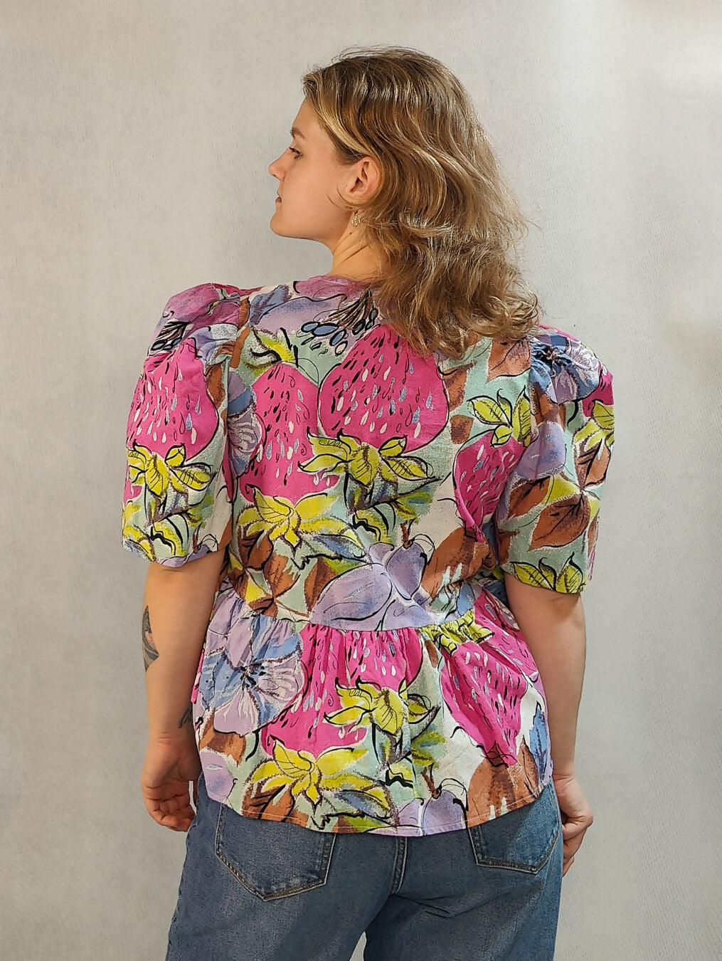 Bufiasta bluzka z przedłużanym tyłem