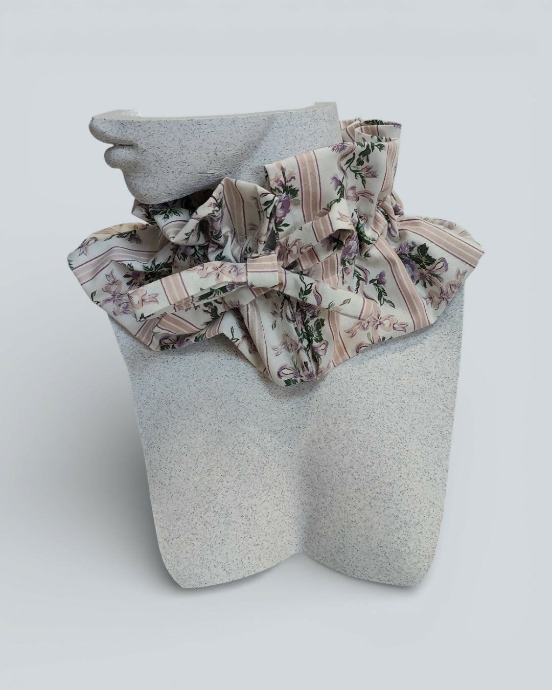 Ozdobny wiązany kołnierz w lawendowe kwiaty