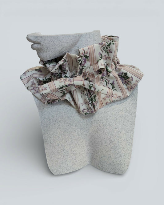 Ozdobny wiązany kołnierz w lawendowe kwiaty