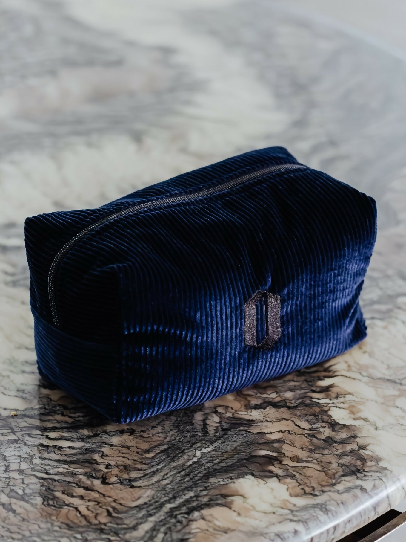 Kosmetyczka welurowa granatowa