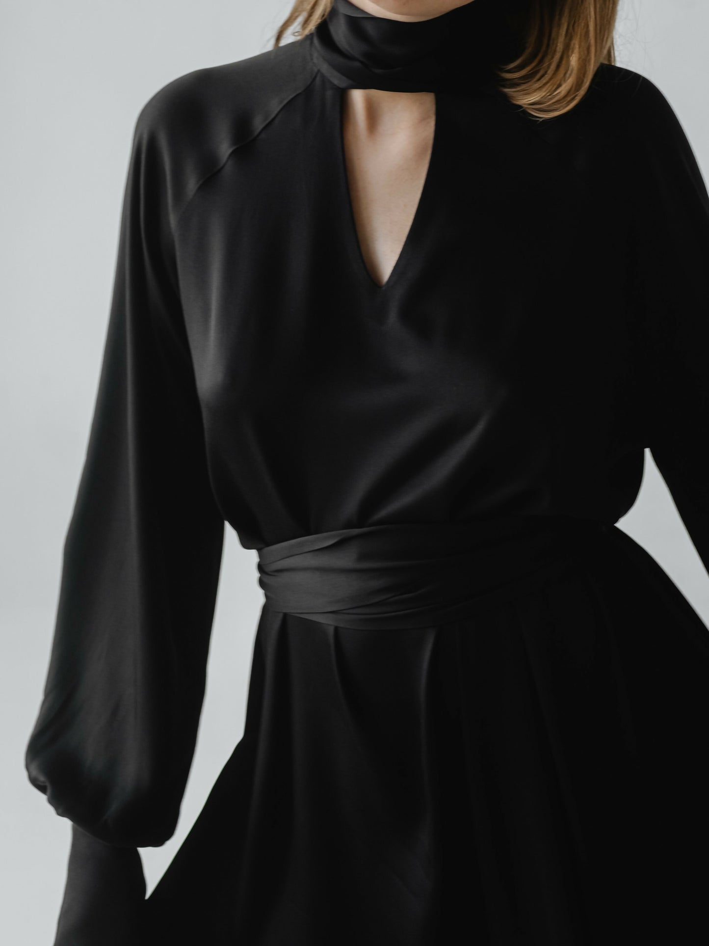 Sukienka wiązana z szarfą czarna