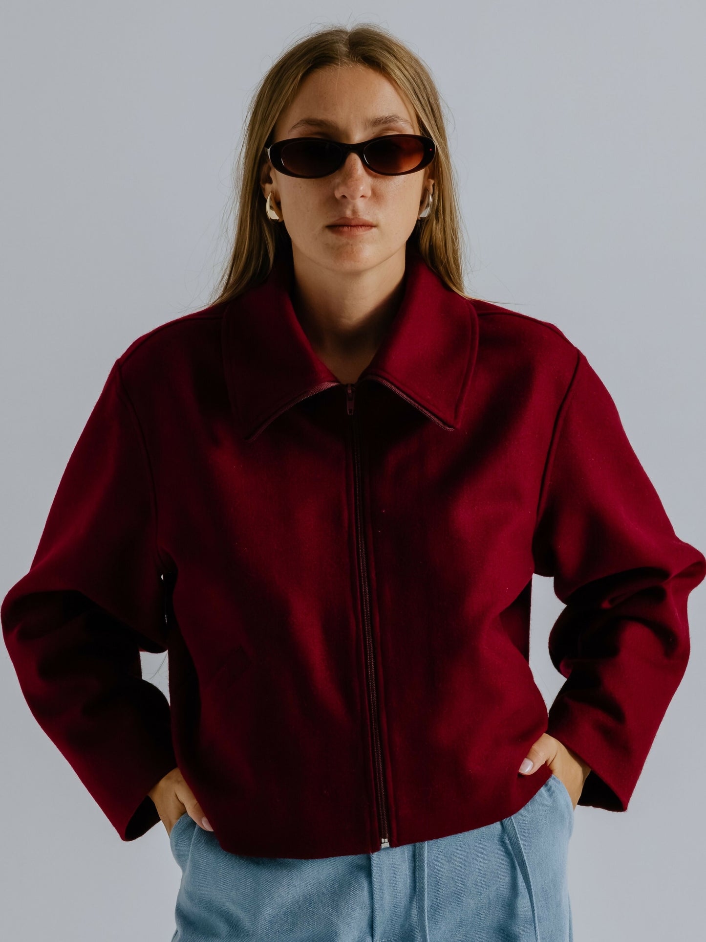 Krótka wełniana kurtka z kołnierzem stójką burgundowa