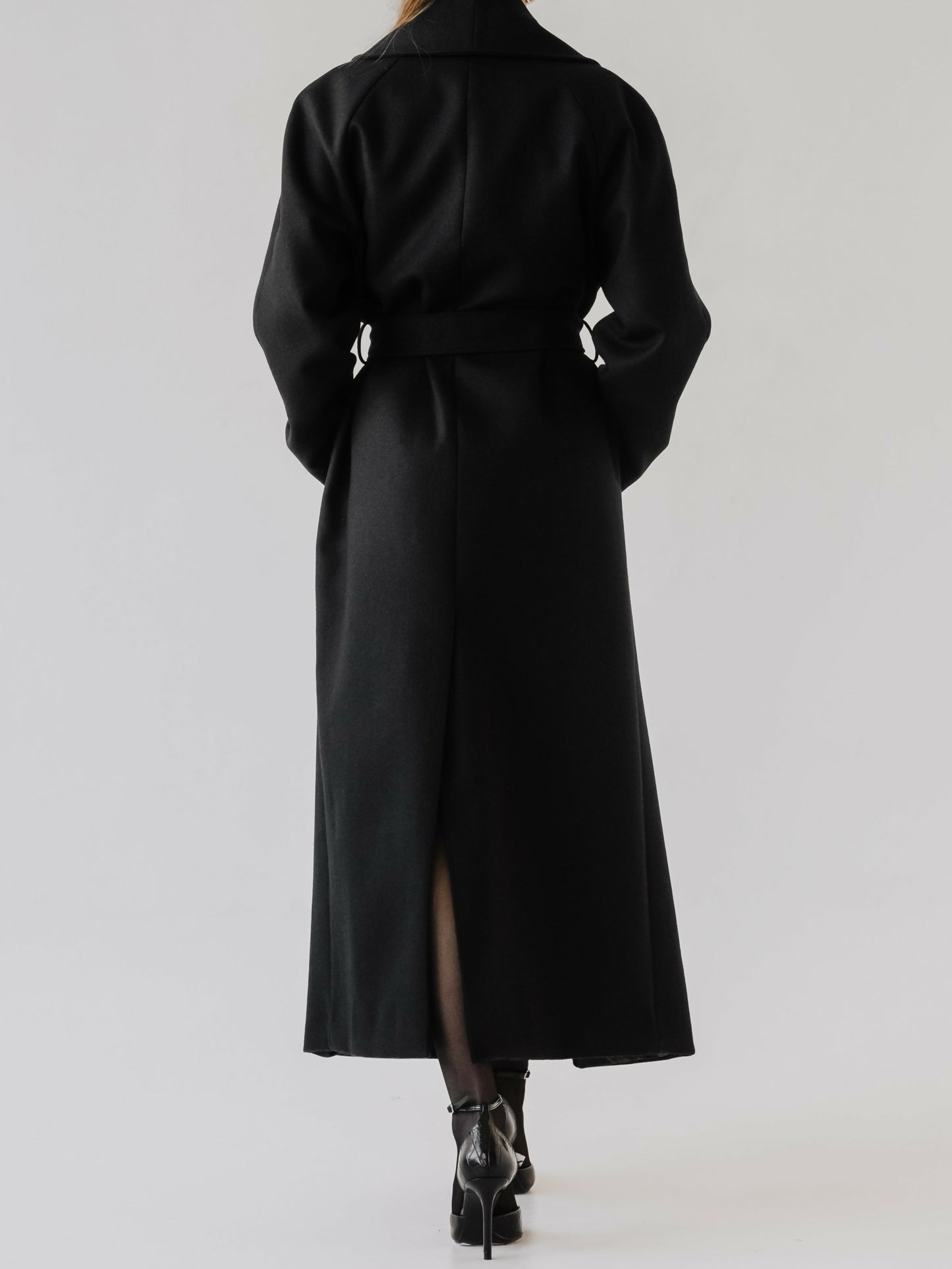 Wełniany czarny płaszcz z kołnierzem szalowym