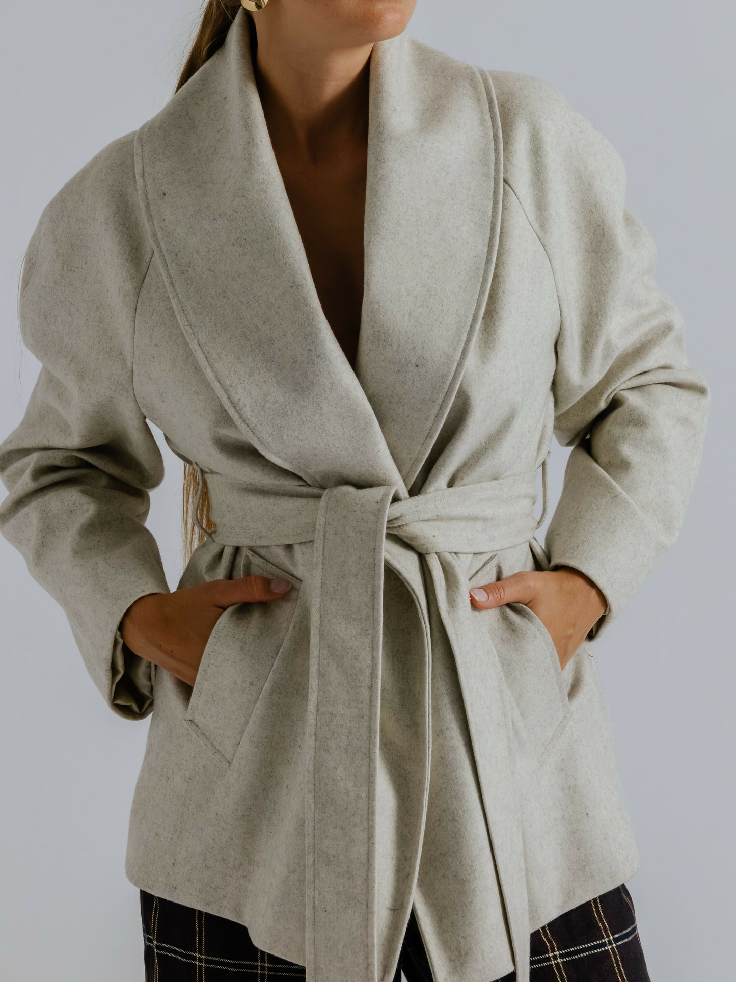 Krótki wełniany płaszcz z kołnierzem szalowym ecru