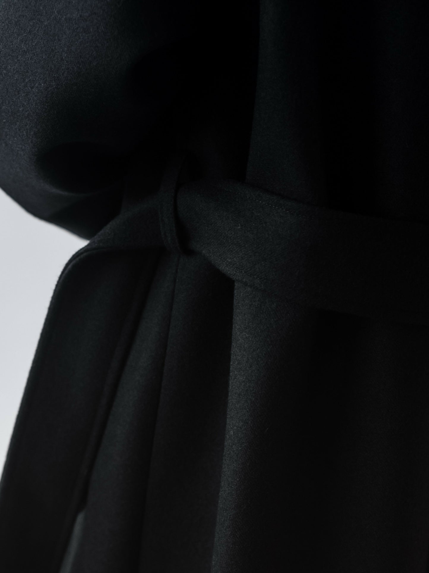 Wełniany czarny płaszcz z kołnierzem szalowym