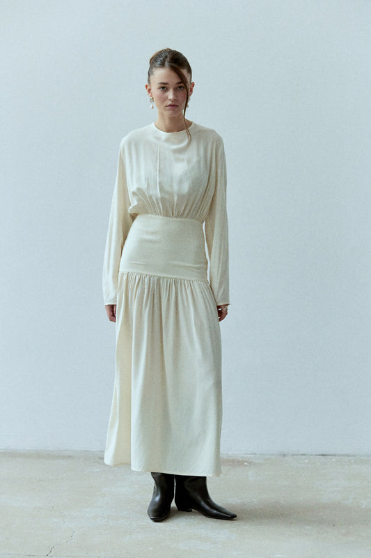 Wiskozowa sukienka Rixa z wycięciem na plecach