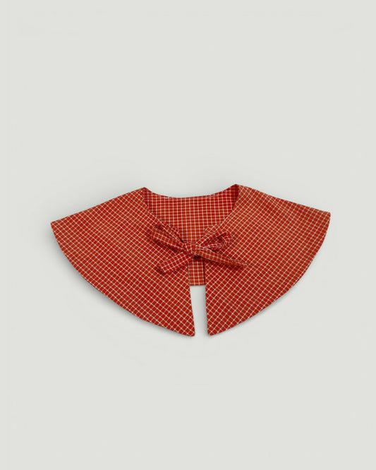 Duży kołnierz w czerwonobiałą krateczkę