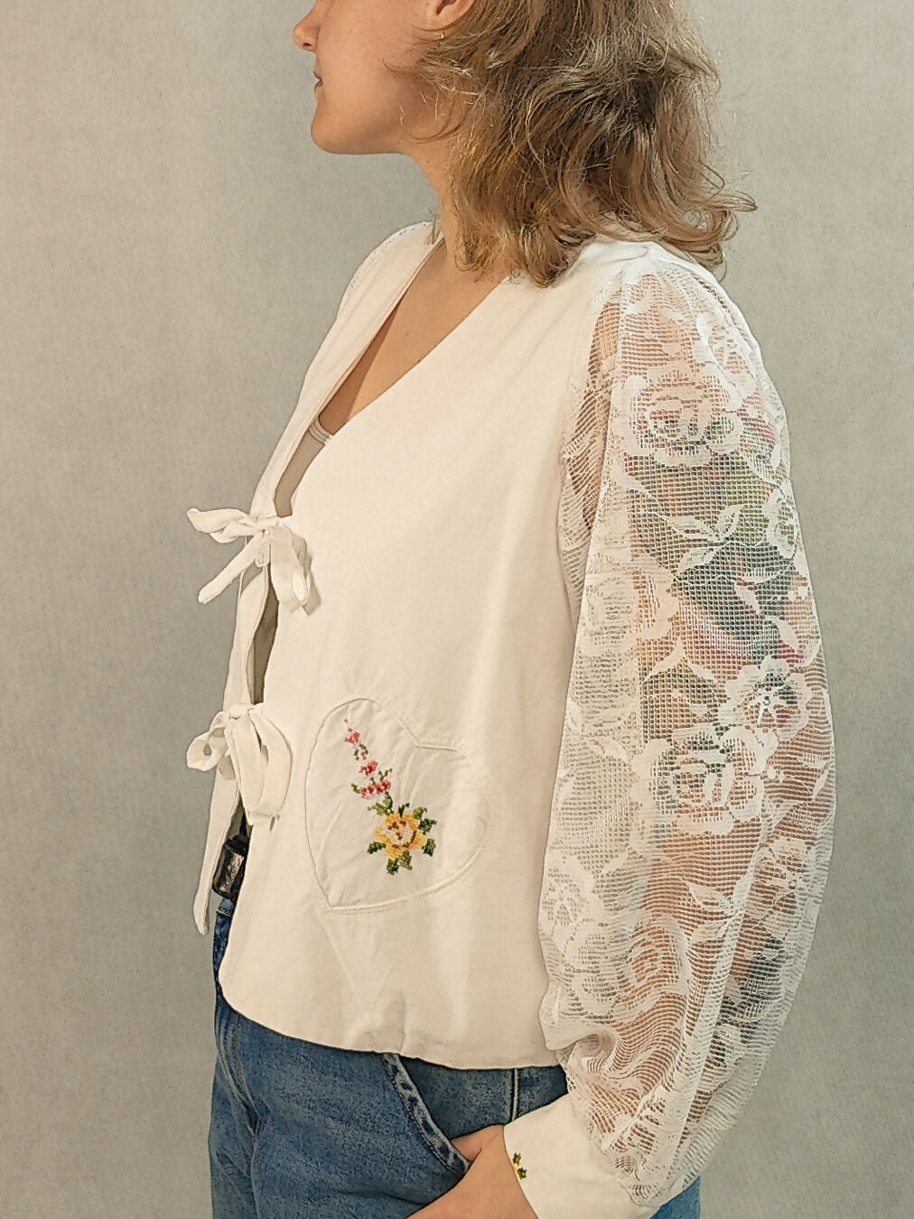 Wiązana koszula z firankowymi rękawami i haftem z przodu i na plecach