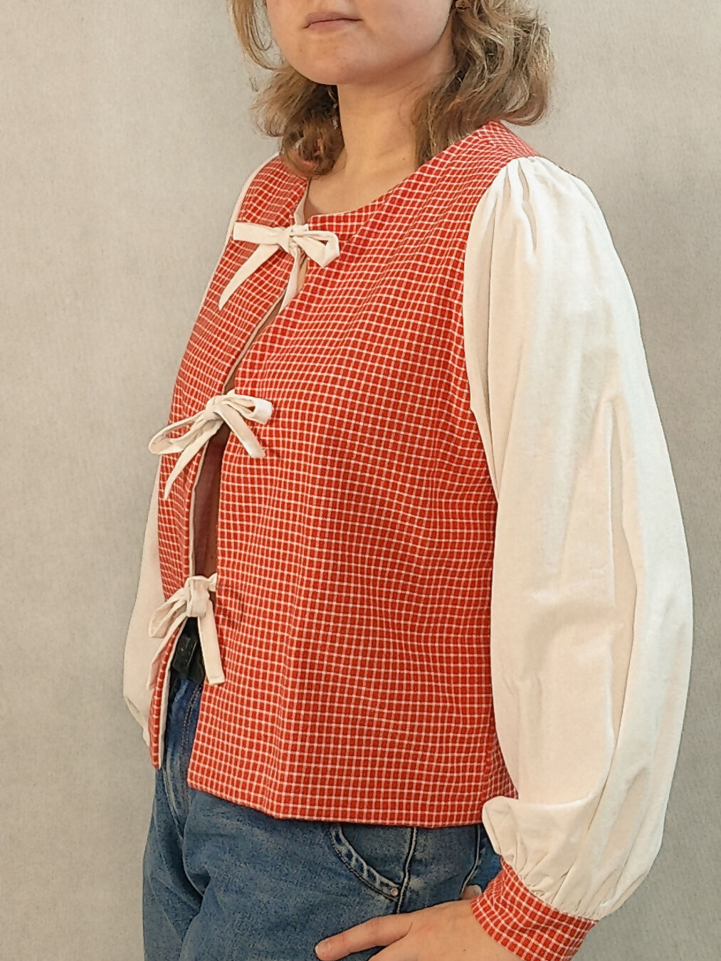 Wiązana koszula w czerwoną kratkę z białymi rękawami