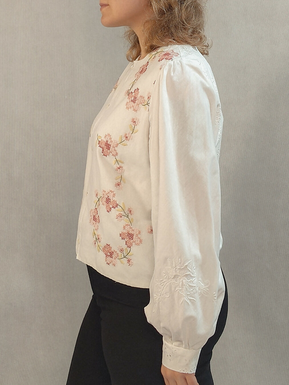 Zapinana koszula z dużym haftem z przodu i delikatnym z tyłu