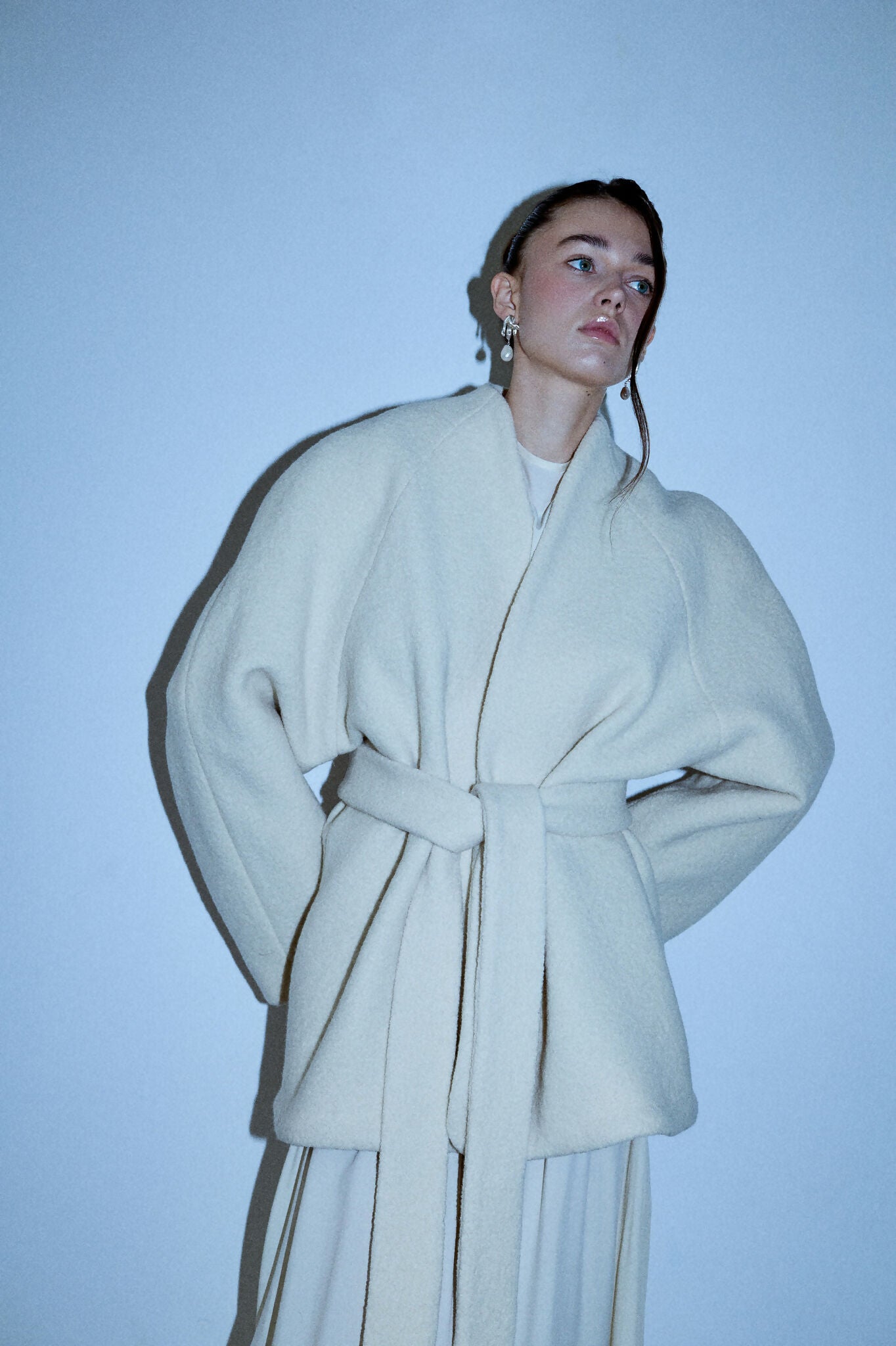 Wełniana kurtka Ava z paskiem