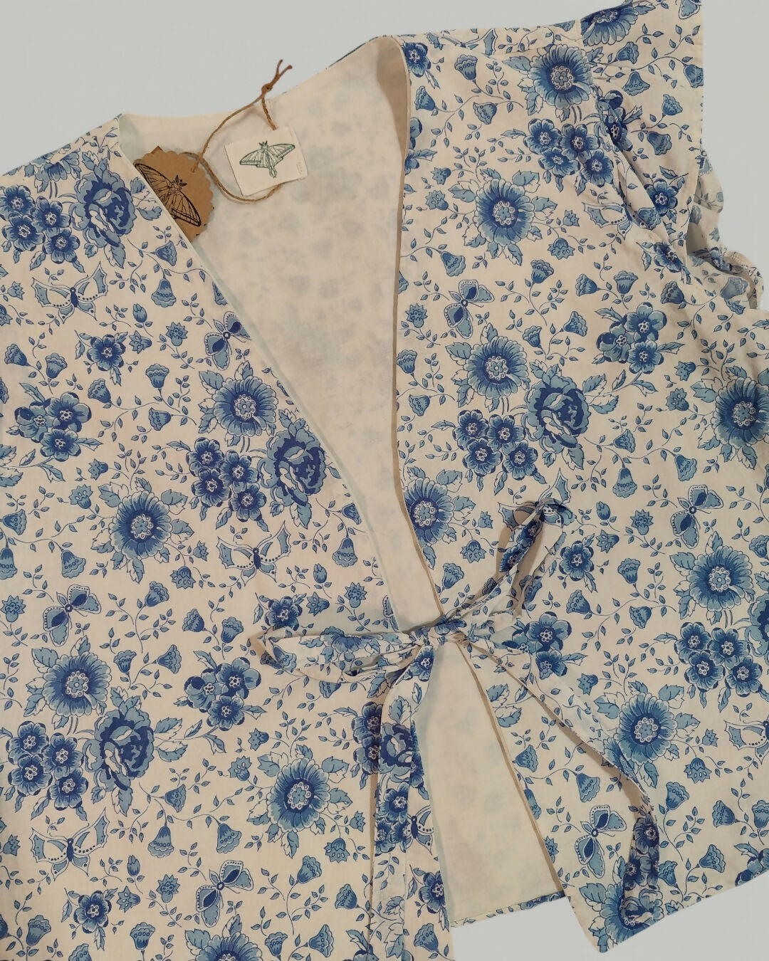 Niebiesko-biała kamizelka w kwiatki