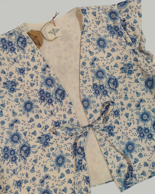 Niebiesko-biała kamizelka w kwiatki