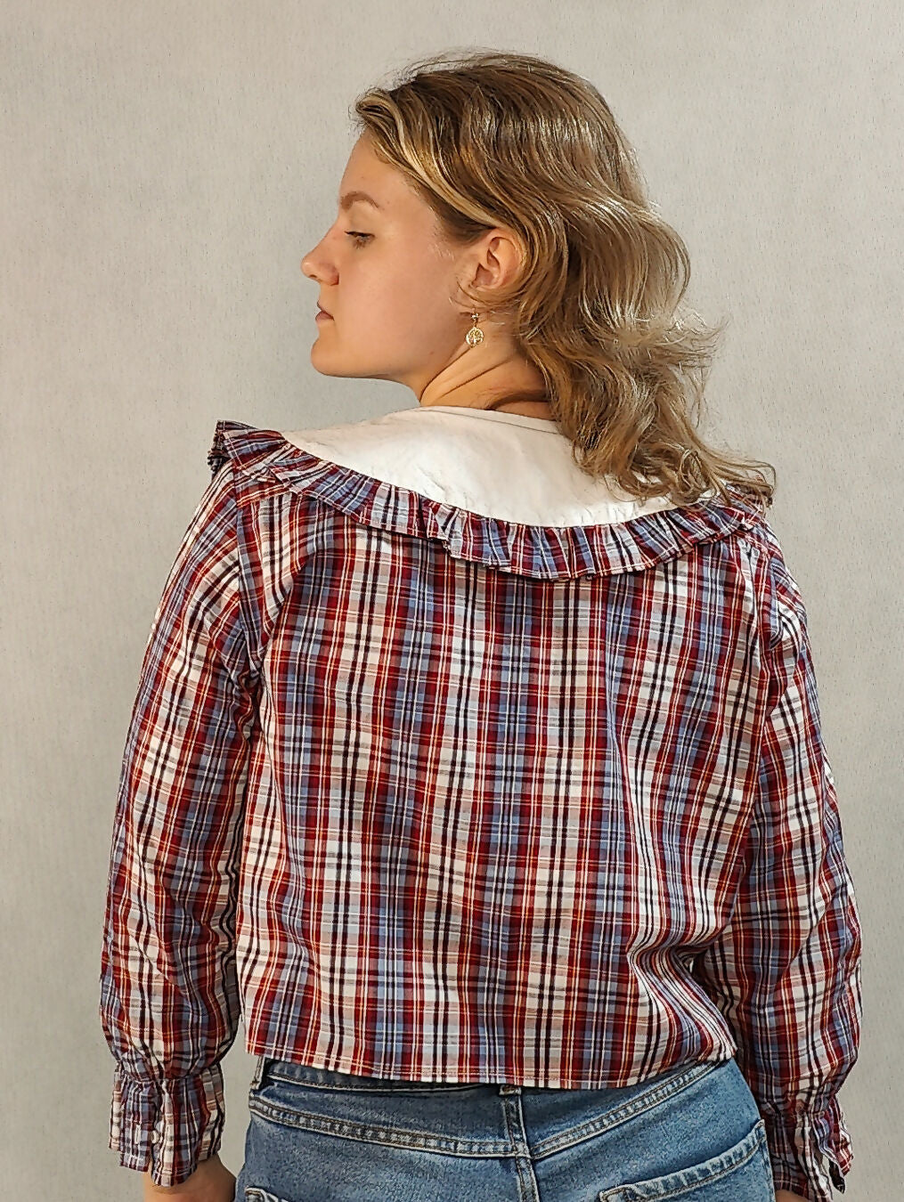 Koszula w kratę z dużym białym kołnierzem