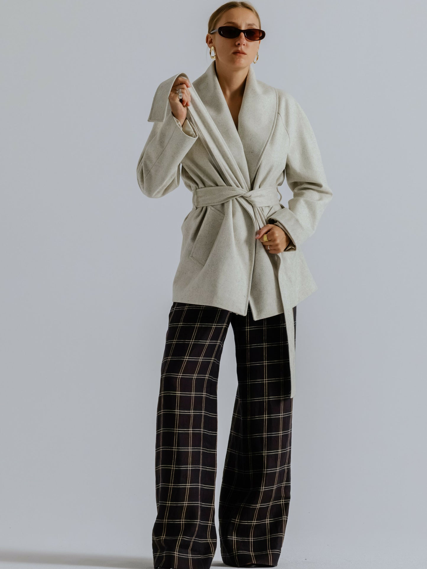 Krótki wełniany płaszcz z kołnierzem szalowym ecru