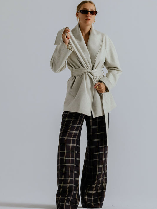 Krótki wełniany płaszcz z kołnierzem szalowym ecru