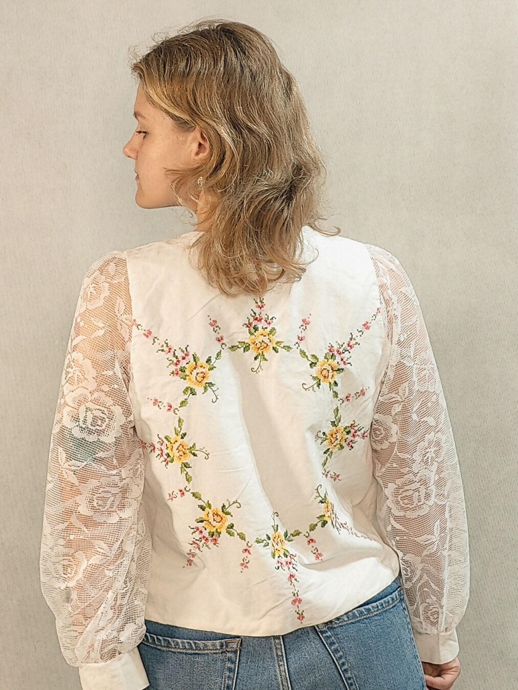 Wiązana koszula z firankowymi rękawami i haftem z przodu i na plecach