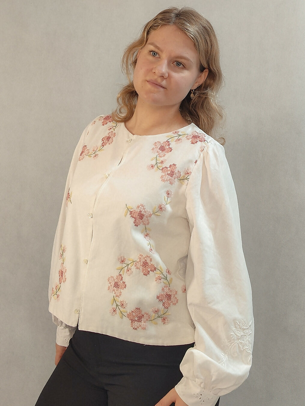 Zapinana koszula z dużym haftem z przodu i delikatnym z tyłu